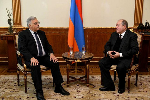 ARF Bureau chairman Hagop Der Khachadourian meets with President Armen Sarkissian in March, 2020