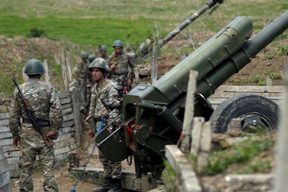 Artsakh soldiers man a cannon during the 2016 April War (Reuters photo)