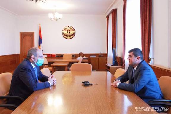 Ptime Minister Nikol Pashinyan (left) met with Artsakh's new president Arayik Hauryunyan on May 22